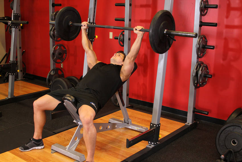 杠铃上斜卧推-中握距