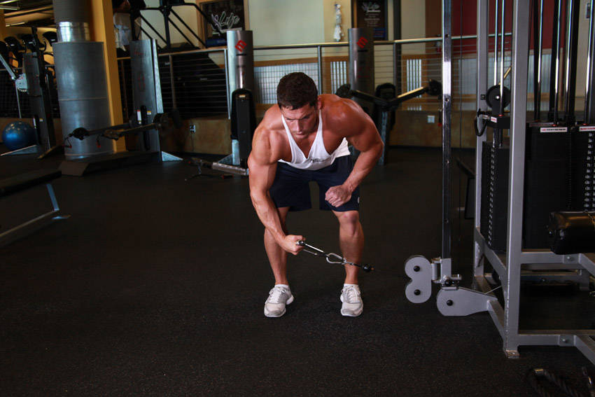 俯身低位滑轮侧平举