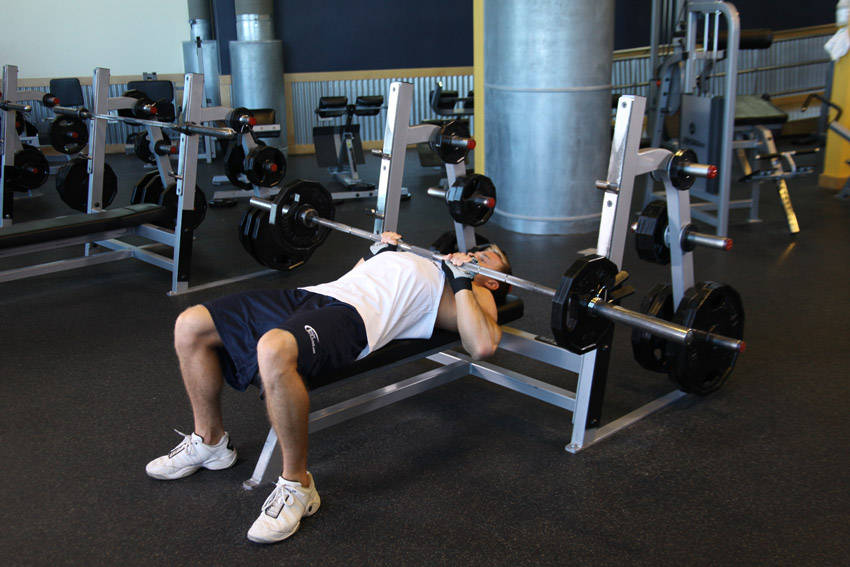 窄握杠铃卧推