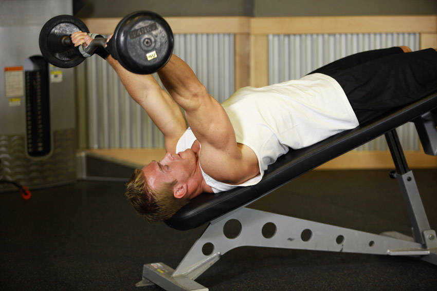 下斜杠铃三头肌伸展