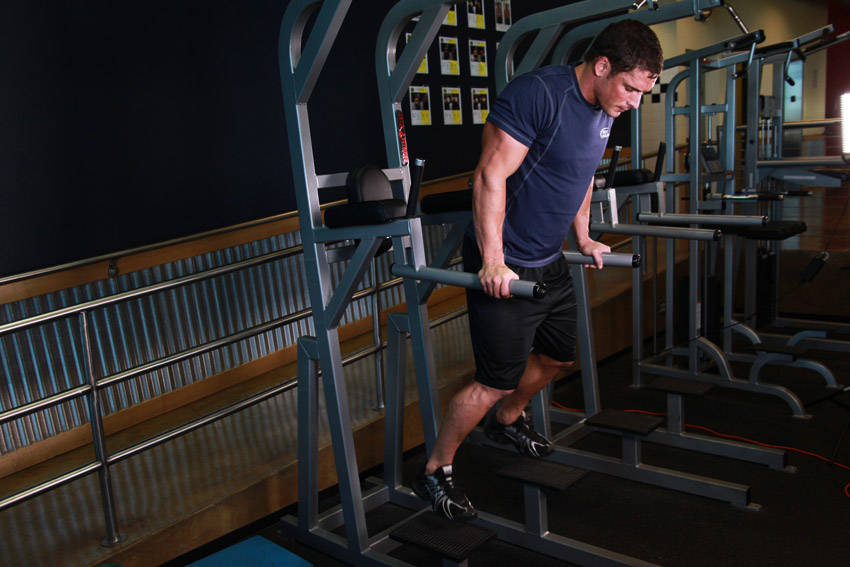 双杠下压（胸部）