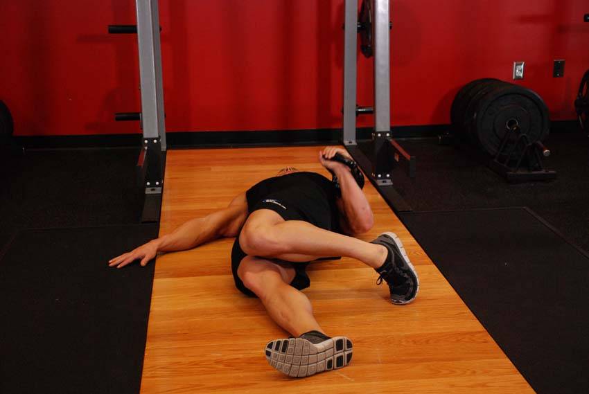 扩展范围单臂壶铃地板卧推