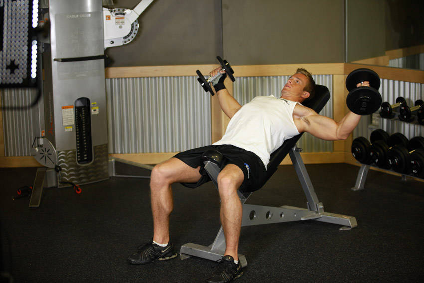 斜板哑铃飞鸟（转体变式）