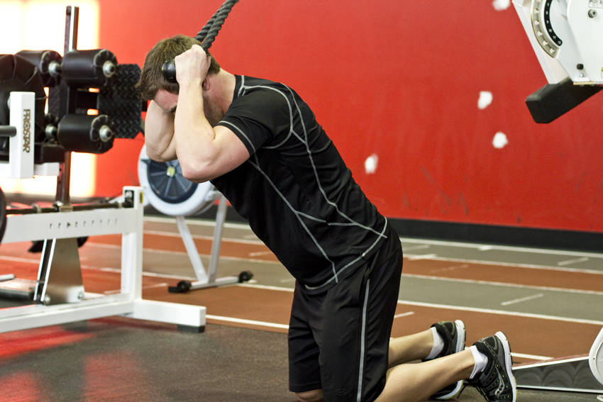 跪姿绳索腹肌卷腹（交替转体）