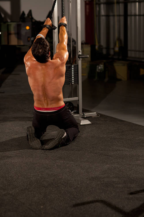 跪姿高位滑轮划船