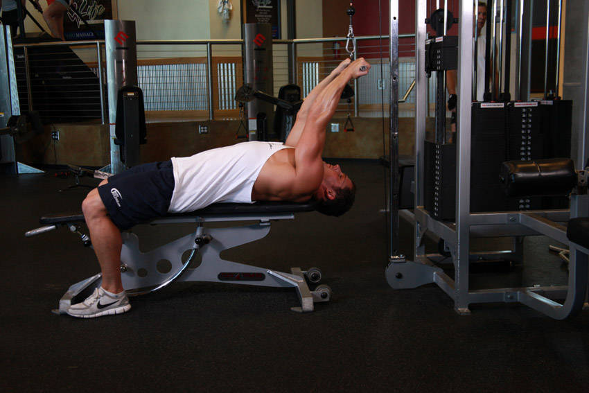 仰卧窄握杠铃高位滑轮弯举