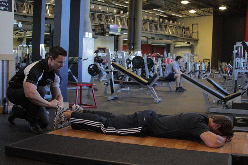 俯卧手动腘绳肌