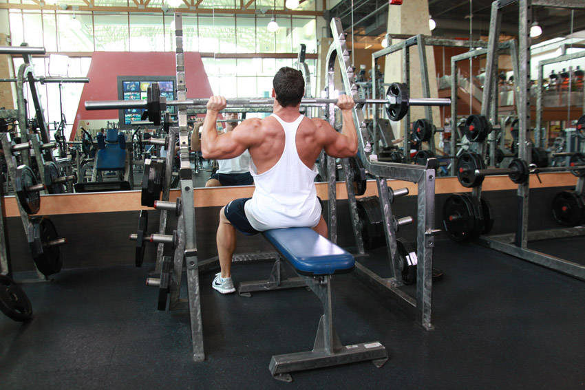 坐姿杠铃军事推举