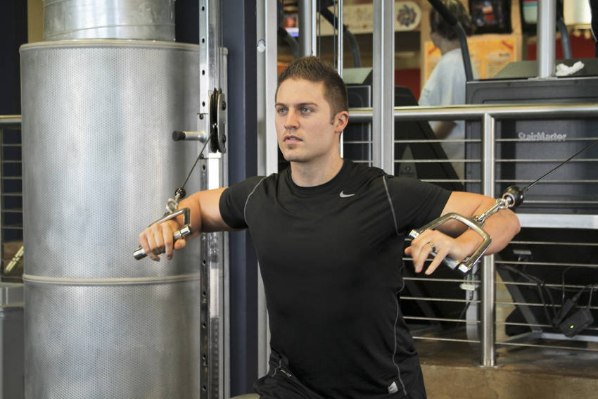 站姿绳索胸部推举