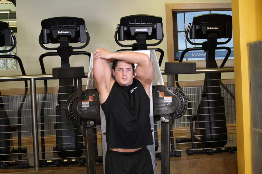 站姿低位滑轮单臂三头肌伸展