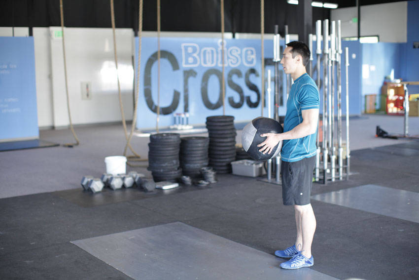 站姿双臂头顶抛球