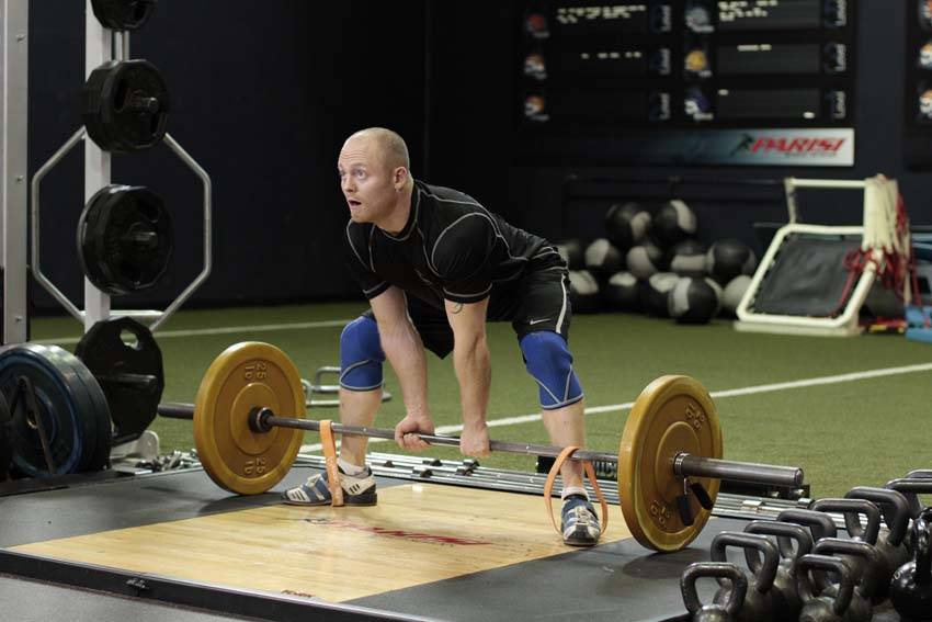 相扑式硬拉（配阻力带）