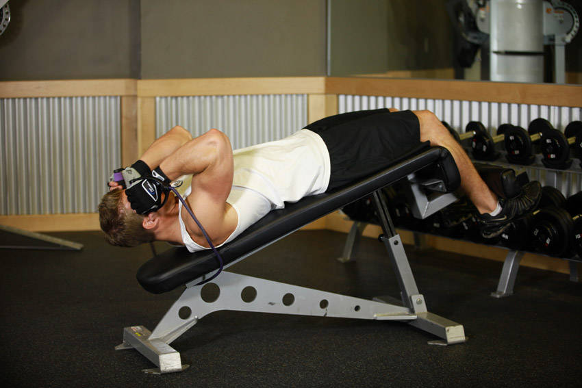 负重仰卧起坐-阻力带