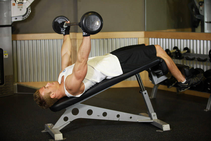 宽握下斜杠铃飞鸟